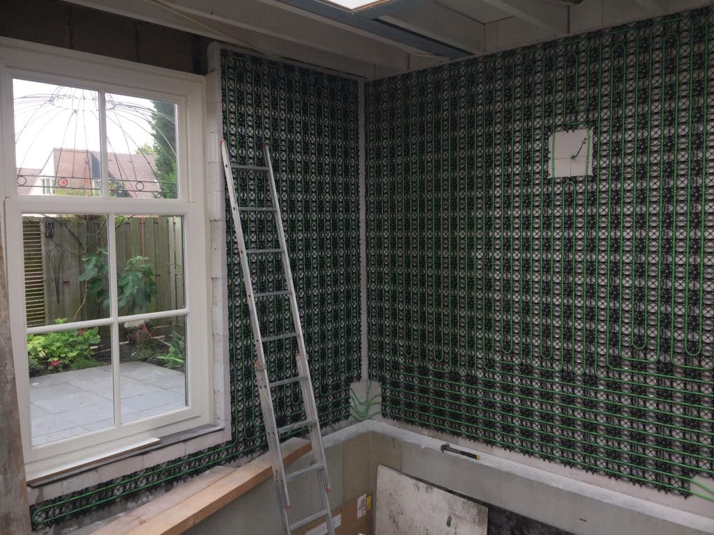 Wandverwarming zoals Speetile is een fijne en gemakkelijke oplossing voor in oude badkamers.